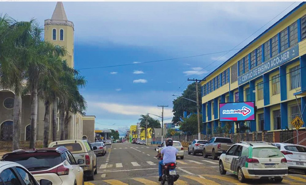 Painel de LED em frente ao Centro de Ensino O Acolher, em Itaberaí